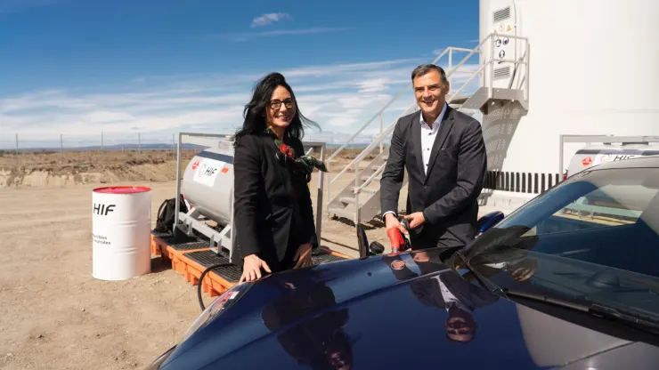 Barbara Frenkel, member of the executive board for procurement at Porsche, (left) and Michael Steiner, member of the executive board for development and research fuel a 911 with e-fuel at a pilot plant, Punta Arenas, Chile.